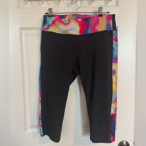 Black w/ marbled coloring accent, capri legging, size Lg